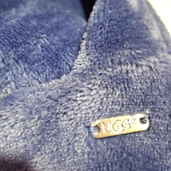 Ugg | Blue Plush Sleeveless Hoodie - Picture 10 of 10